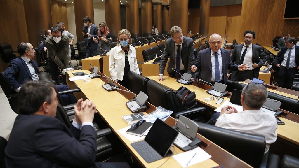 Los portavoces de la Comisión de la Reconstrucción negocian durante su primera sesión Los portavoces de la Comisión de la Reconstrucción negocian durante su primera sesión