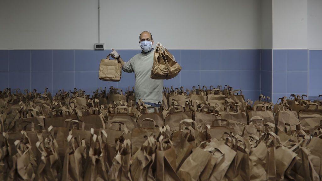 EuropaPress_2828647_miembro_fundacion_don_bosco_entrega_alimentos_proyecto_fraternitas_atiende