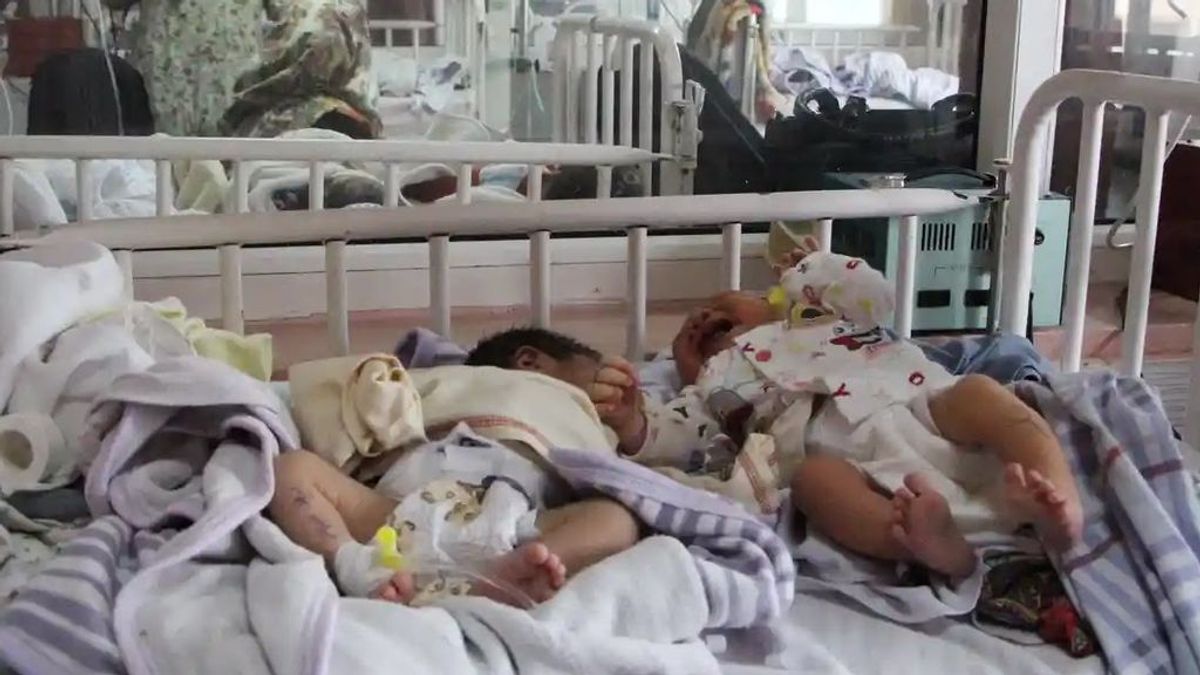 Sobrevive el bebé nacido durante el despiadado ataque contra un hospital infantil en Kabul