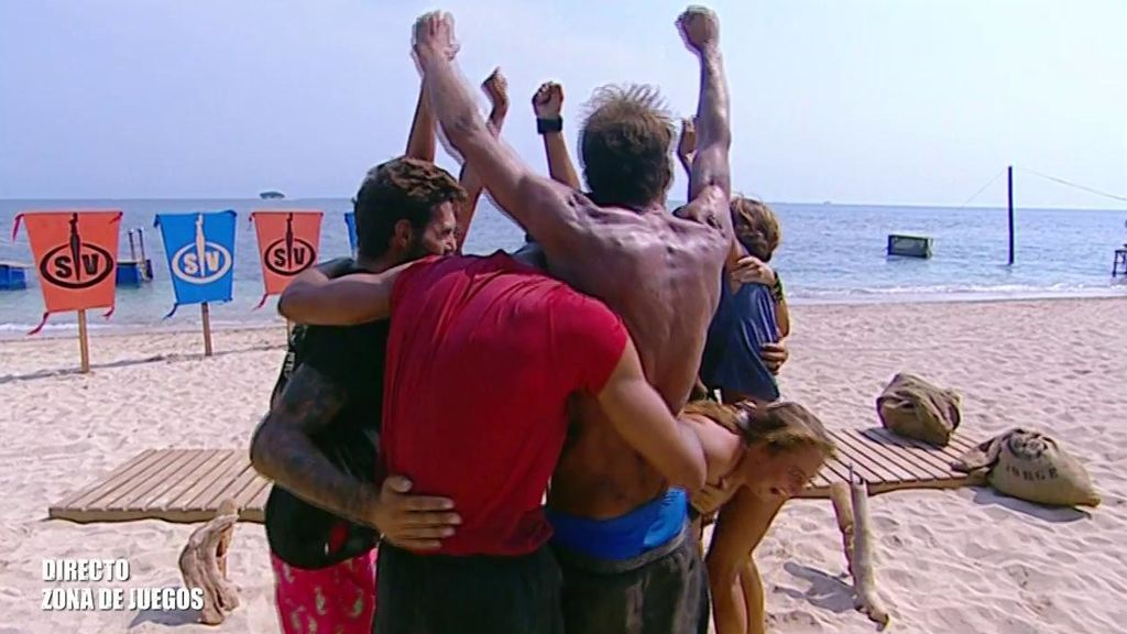 Los supervivientes celebran haber ganado la recompensa
