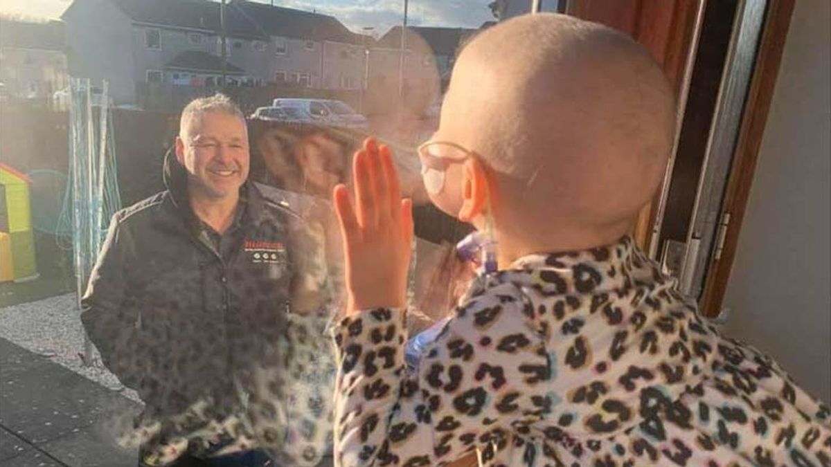 El reencuentro de una niña con cáncer y su padre después de dos meses aislada por el coronavirus El reencuentro de una niña con cáncer y su padre después de dos meses aislada por el coronavirus