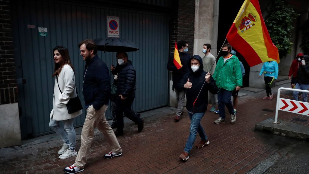 Continúan las protestas contra el Gobierno de Sánchez en Madrid con una fuerte presencia policial Continúan las protestas contra el Gobierno de Sánchez en Madrid con una fuerte presencia policial