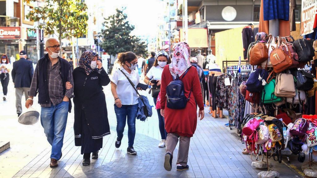 Ciudadanos con mascarilla en Estambul, Turquía