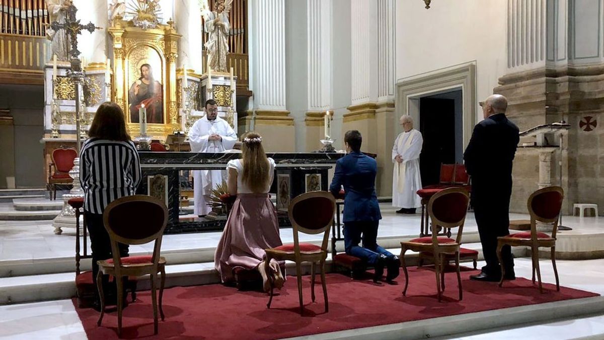 Boda en una parroquia en Oliva (Valencia) durante el estado de alarma Boda en una parroquia en Oliva (Valencia) durante el estado de alarma