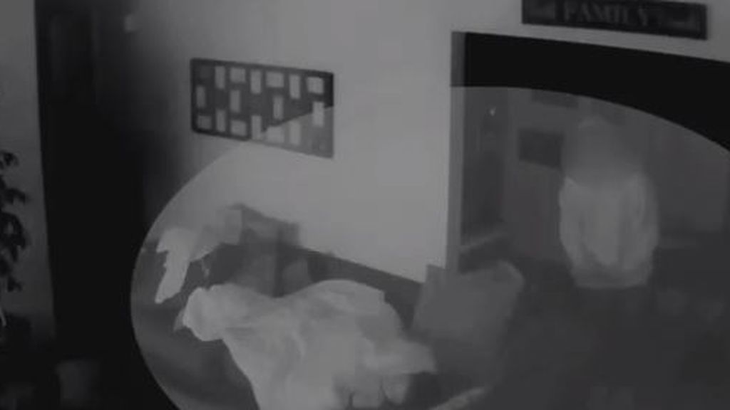Una adolescente despierta de madrugada y encuentra enfrente de su cama a un delincuente: "Estaba mirándome" Una adolescente despierta de madrugada y encuentra enfrente de su cama a un delincuente: "Estaba mirándome"