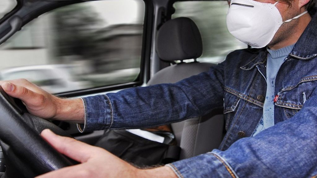 Multas y riesgos por llevar o no mascarilla al volante en el coche particular