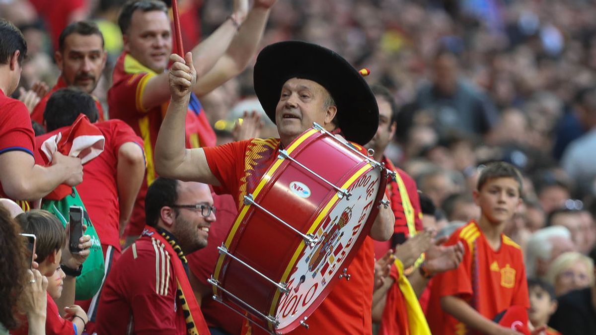 Manolo el del Bombo anima a la selección española el pasado junio en el estadio Santiago Bernabéu, en un partido frente a Suecia. Manolo el del Bombo anima a la selección española el pasado junio en el estadio Santiago Bernabéu, en un partido frente a Suecia.