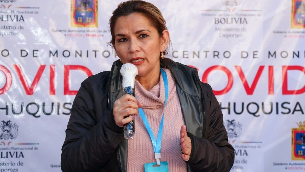 La autoproclamada presidenta de Bolivia, Jeanine Áñez, con una tarjeta antivirus Virus Shut Out