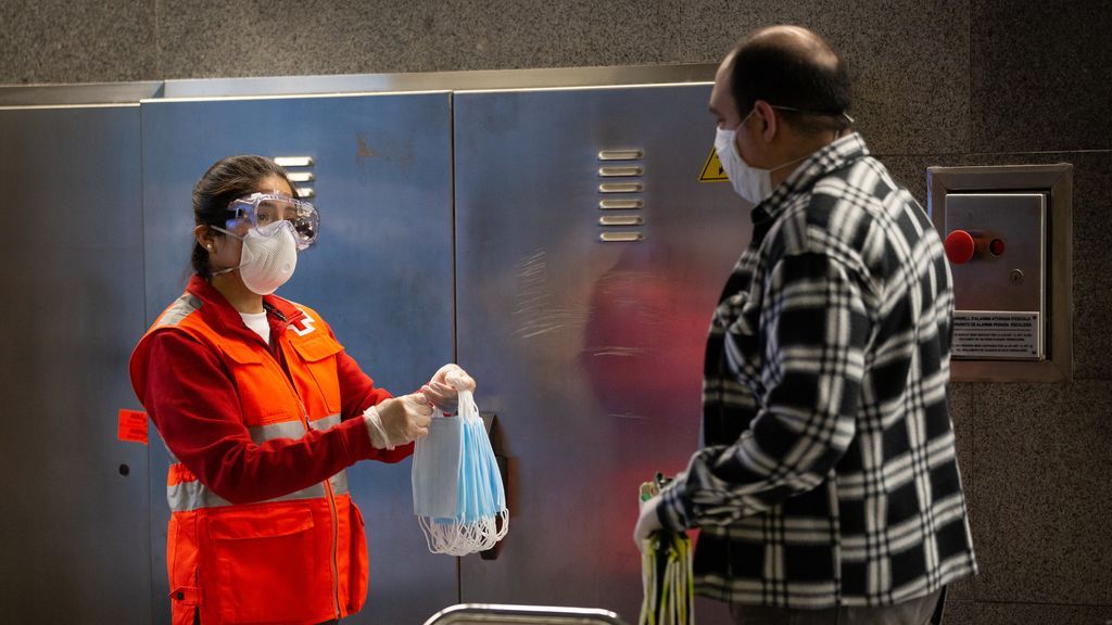 Repartiendo mascarillas en el metro de Barcelona