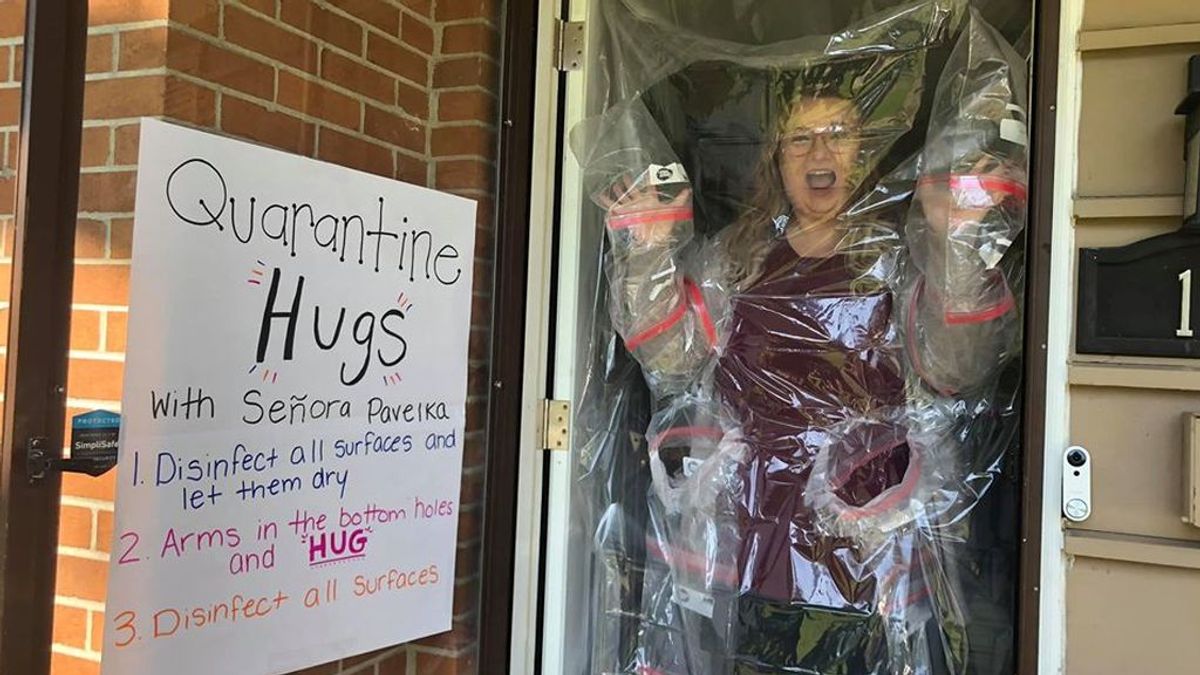 El sistema de una profesora para abrazar a sus alumnos en plena pandemia de coronavirus