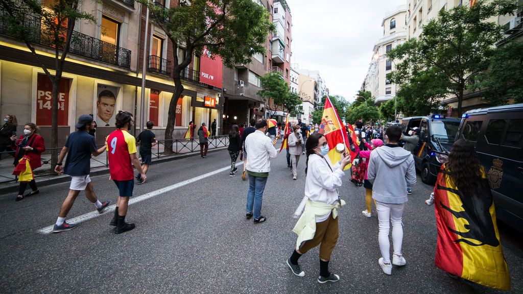 Varias personas se manifiestan en la puerta de la sede del PSOE