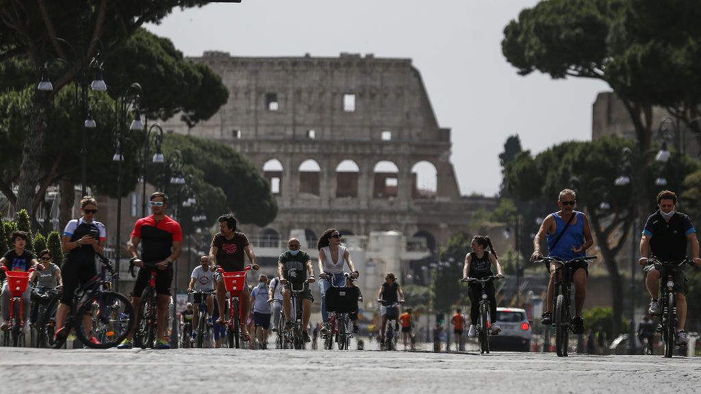 Ciclistas junto al Coliseo de Roma