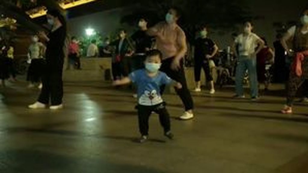 Bailar para olvidar el coronavirus: los vecinos de Wuhan se reúnen diariamente para dejar las preocupaciones atrás