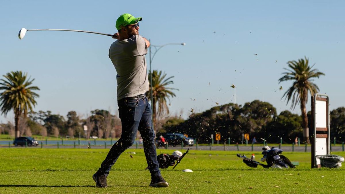 Un golfista ejecutando un golpe