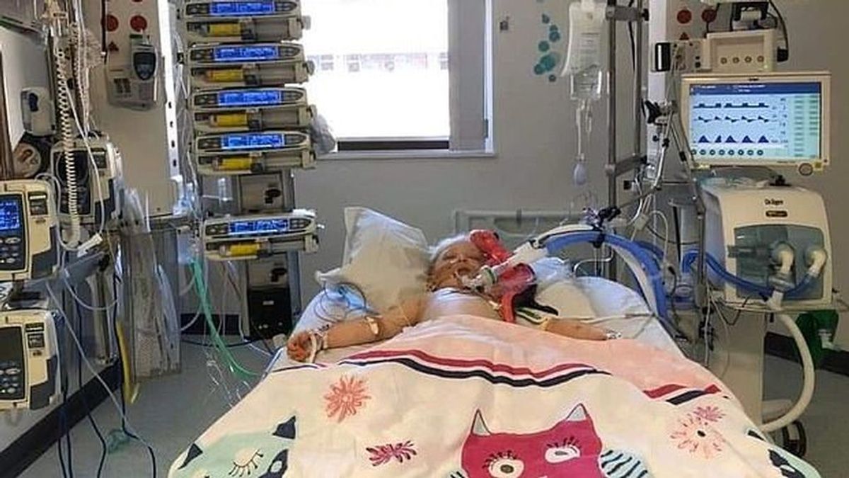 Una madre comparte la imagen de su hija luchando por no morir por la enfermedad de Kawasaki