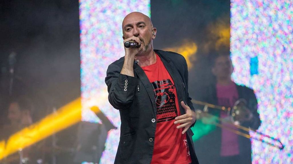 Chema Cantón es cantante en la orquesta andaluza Zodiako