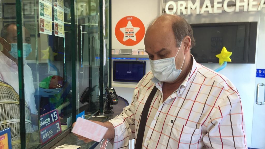 Un cliente recoge su resguardo en ventanilla.