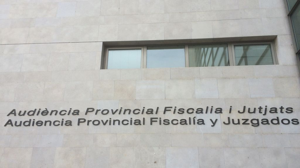 Fiscalía investiga las pegatinas de "PSOE asesino" con imágenes de mascarillas en Valencia Fiscalía investiga las pegatinas de "PSOE asesino" con imágenes de mascarillas en Valencia
