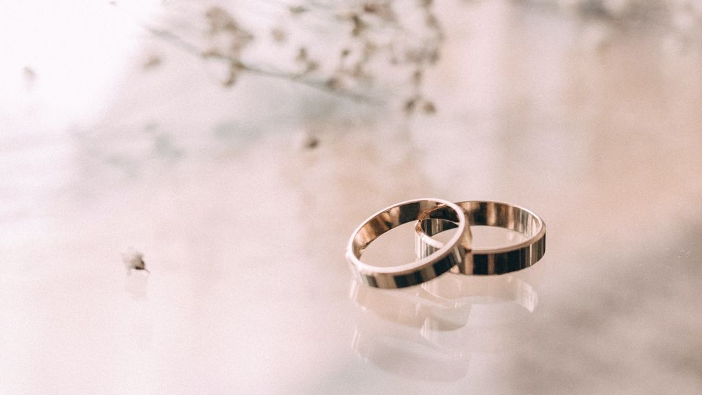 Alianzas y anillos de compromiso de oro blanco y platino para sellar tu amor