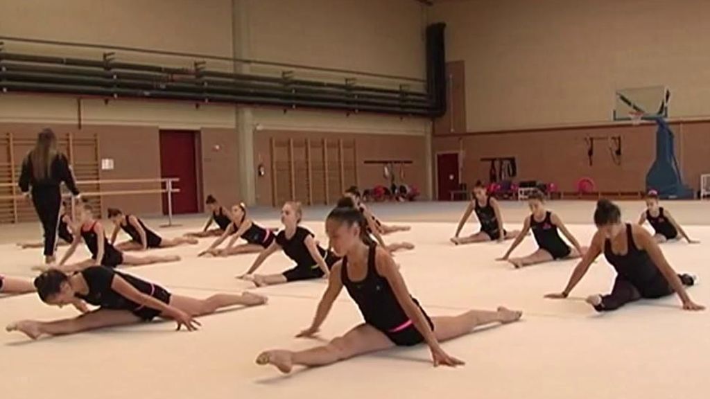 Varias gimnastas en un centro de alto rendimiento.