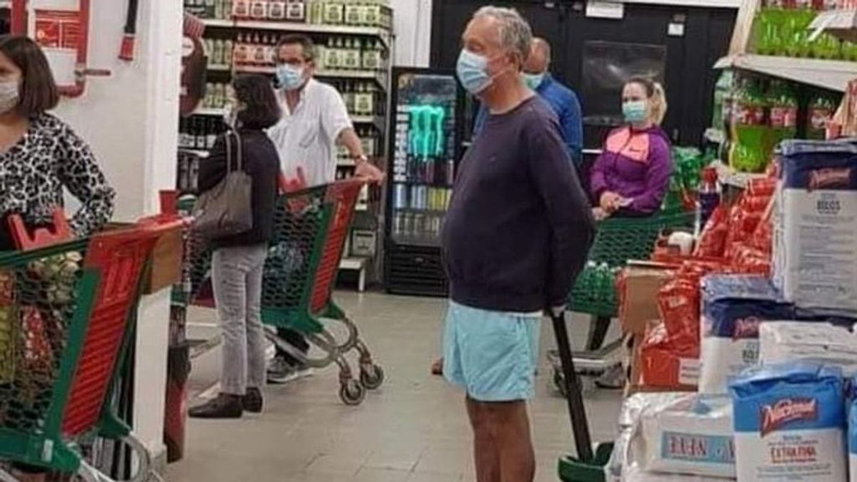 El presidente de Portugal, a la compra con bermudas y mascarilla El presidente de Portugal, a la compra con bermudas y mascarilla