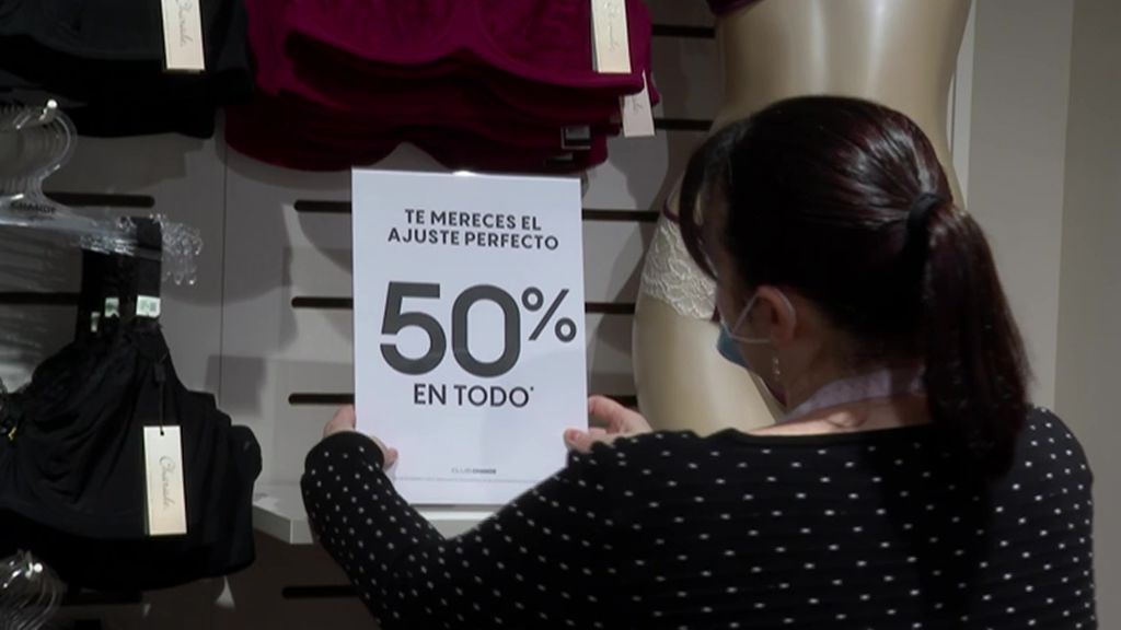 Abren los comercios en Madrid y Barcelona con las primeras rebajas