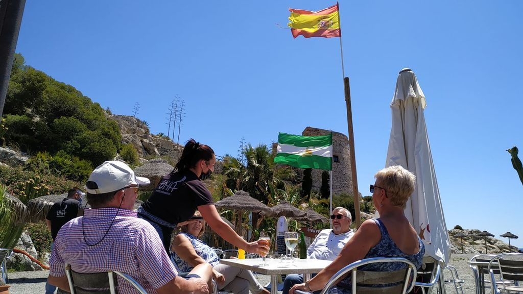 Granada y Málaga inauguran su Fase 1 con esperanza en los comercios, timidez en las cafeterías e impotencia en los chiringuitos Granada y Málaga inauguran su Fase 1 con esperanza en los comercios, timidez en las cafeterías e impotencia en los chiringuitos