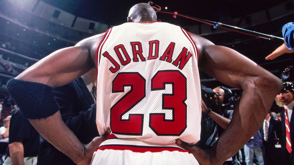 Michael Jordan, de espaldas, durante un partido
