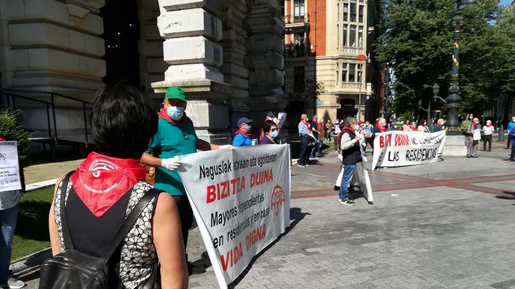 Una treintena de personas han participado en la protesta.
