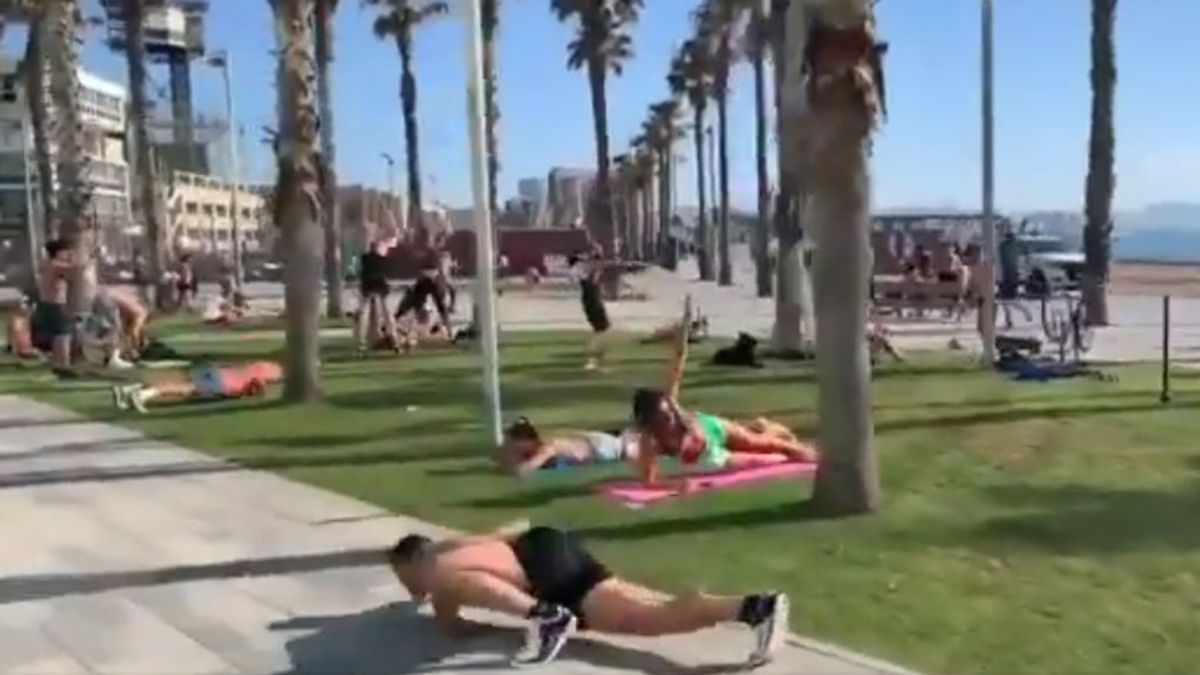 La Barceloneta atestada de deportistas enciende las redes La Barceloneta atestada de deportistas enciende las redes