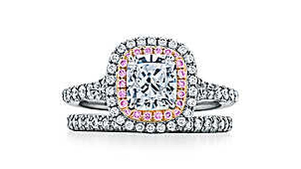 anillo-de-compromiso-tiffany-soleste-con-alianza-en-platino-con-doble-halo-de-diamantes-rosas-en-talla-cojn-tiffany-soleste