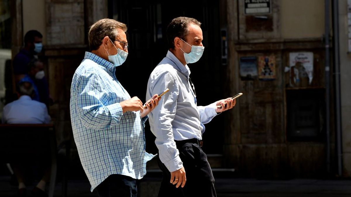 Dos hombres con mascarilla pasean por Almería Dos hombres con mascarilla pasean por Almería