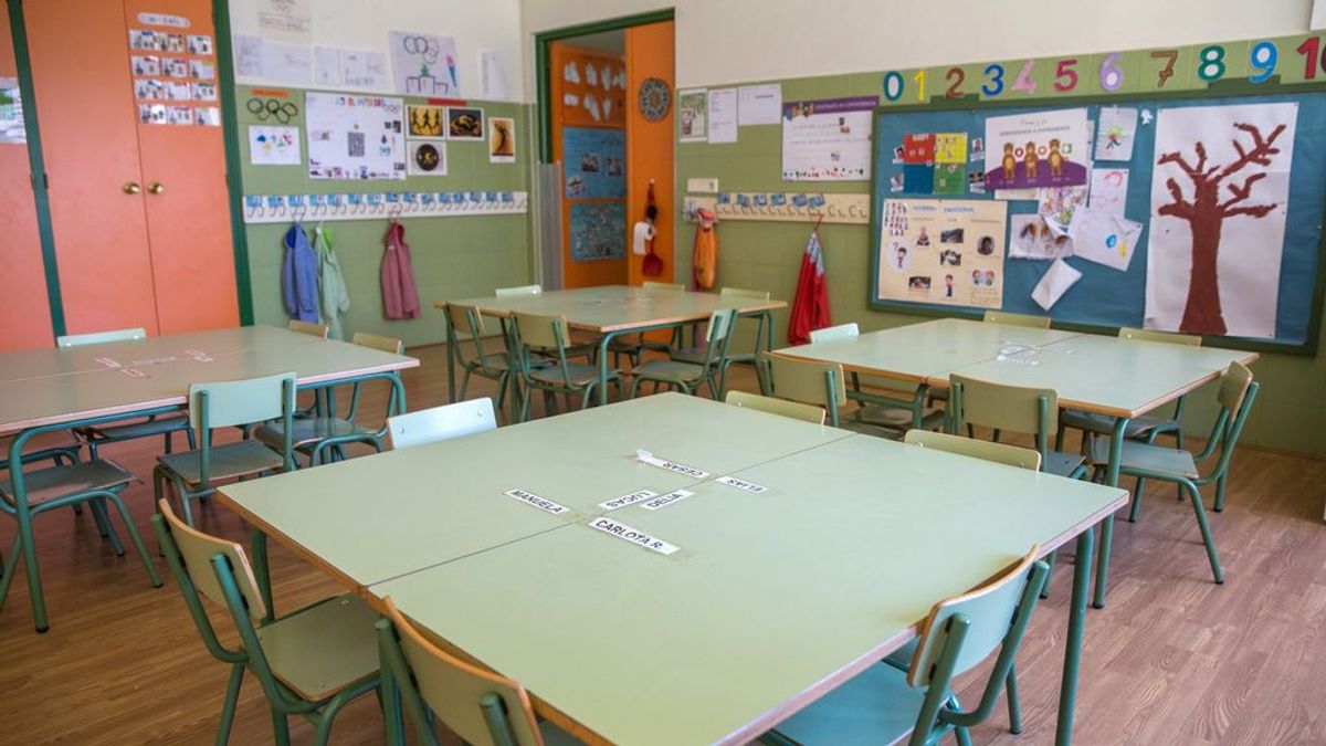Aula vacía de un colegio en España