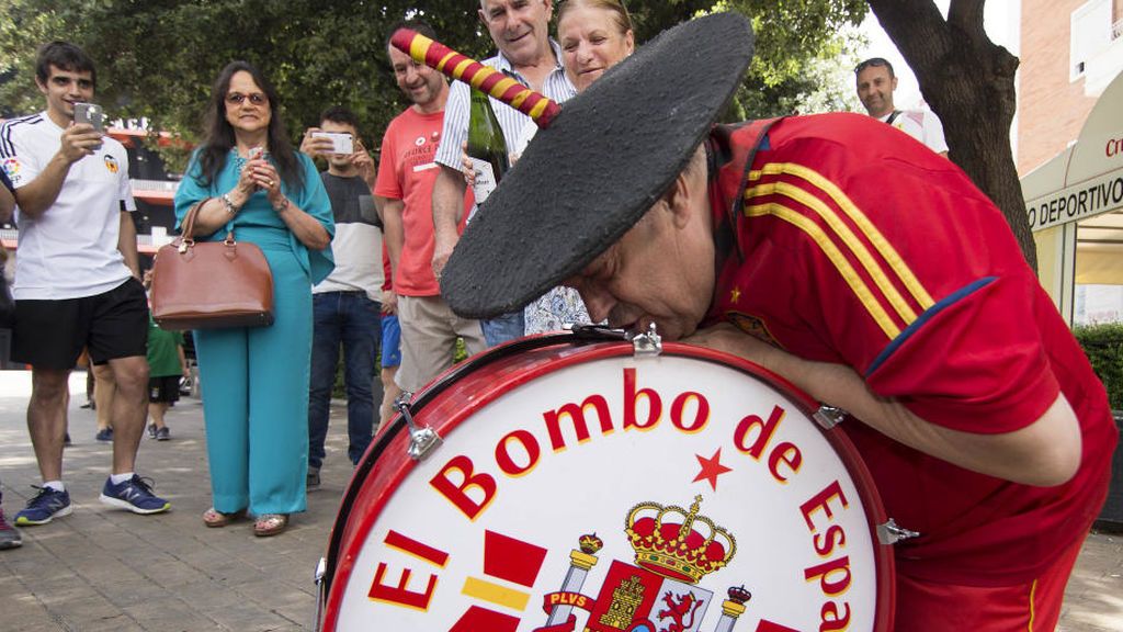 Manolo 'el del Bombo' cierra su bar por la crisis del coronavirus Manolo 'el del Bombo' cierra su bar por la crisis del coronavirus