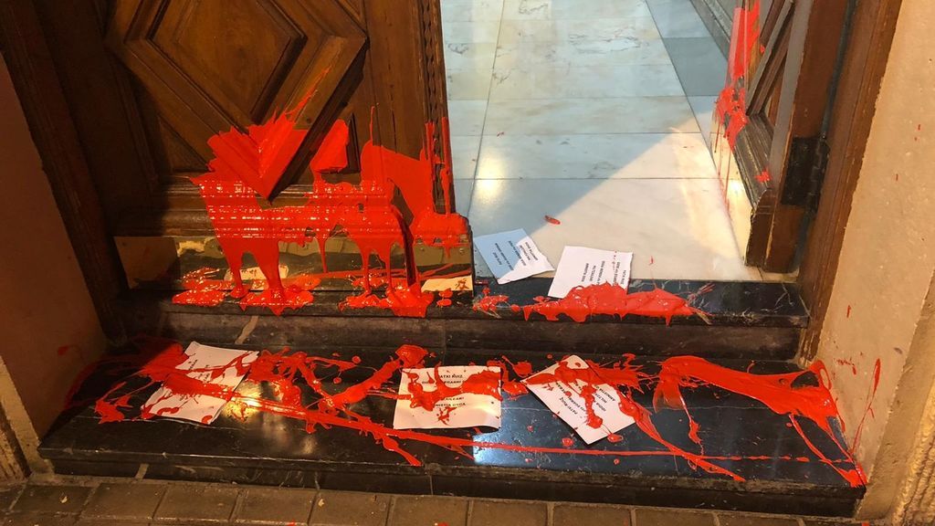 La casa de Idoia Mendia aparece con pintura roja y octavillas a favor de un preso etarra La casa de Idoia Mendia aparece con pintura roja y octavillas a favor de un preso etarra