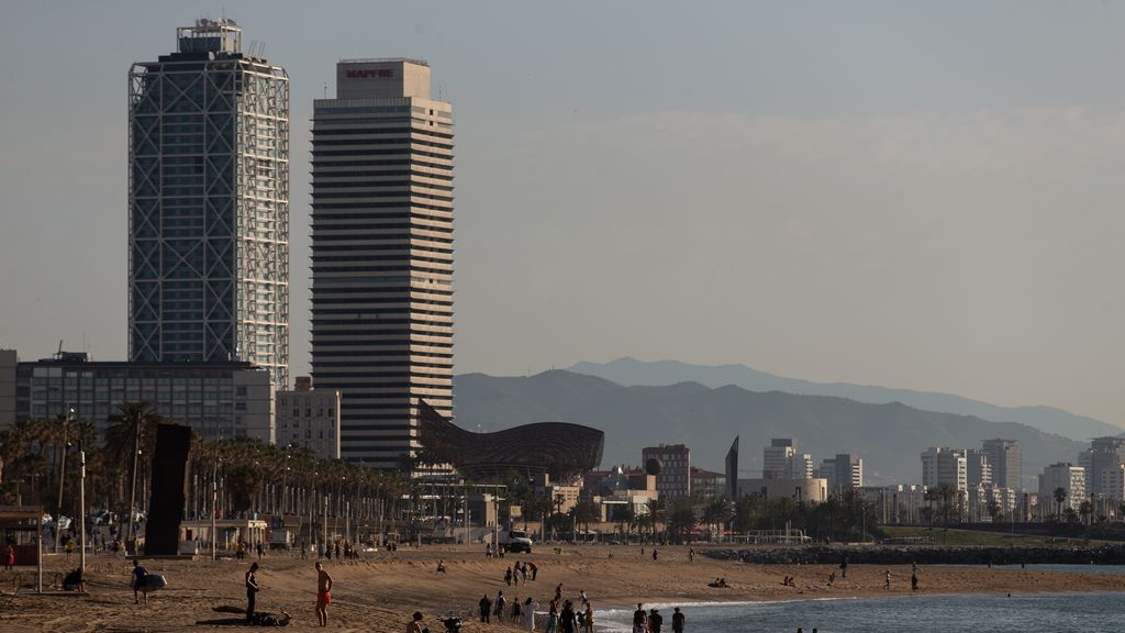 El ayuntamiento de Barcelona prohíbe tomar el sol en la playa, tras anunciar que lo permitiría El ayuntamiento de Barcelona prohíbe tomar el sol en la playa, tras anunciar que lo permitiría