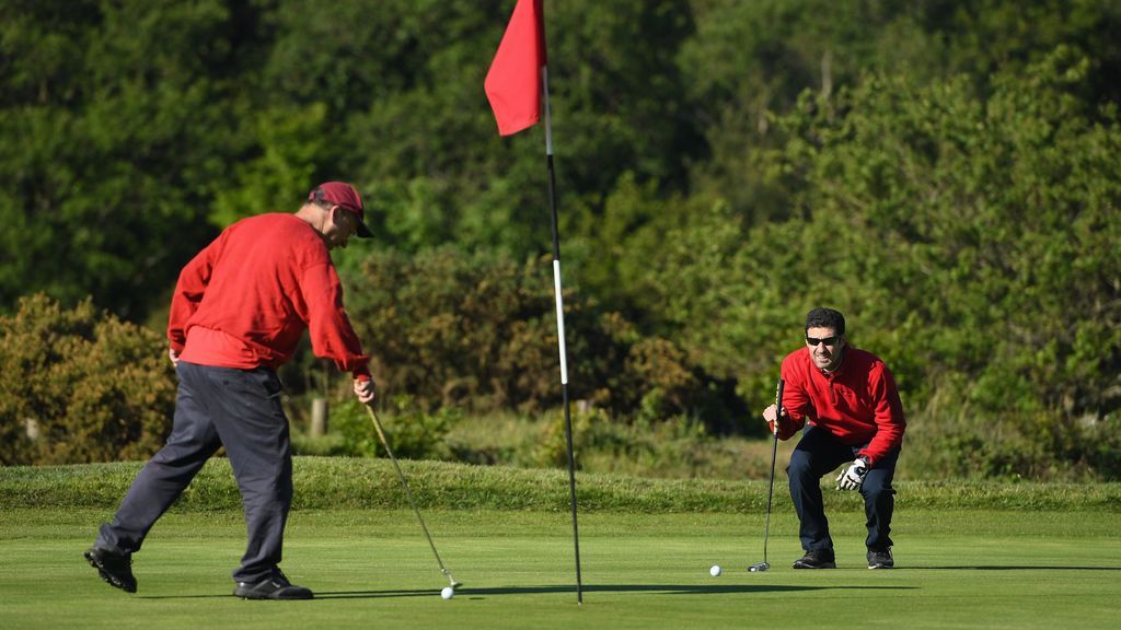 Personas practicando golf