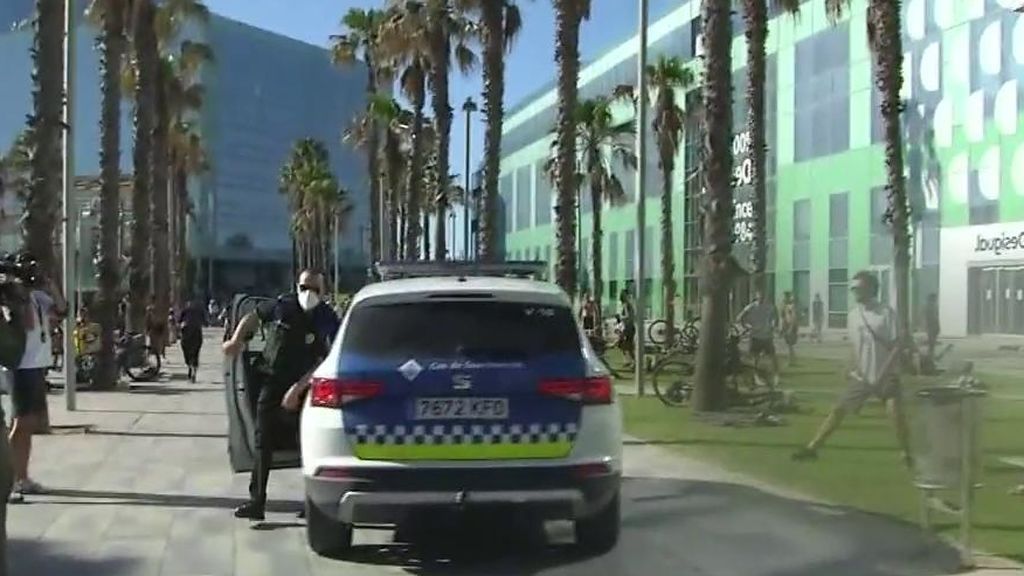 La Barceloneta se convierte en un gimnasio improvisado al aire libre en pleno estado de alarma La Barceloneta se convierte en un gimnasio improvisado al aire libre en pleno estado de alarma