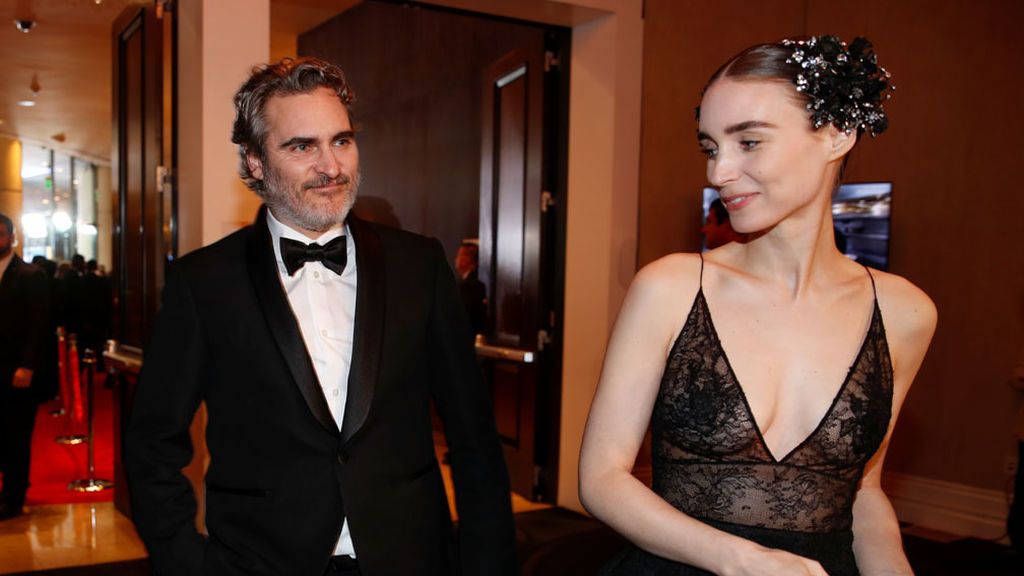 Joaquin Phoenix y Rooney Mara, llegando a los Globos de Oro 2020