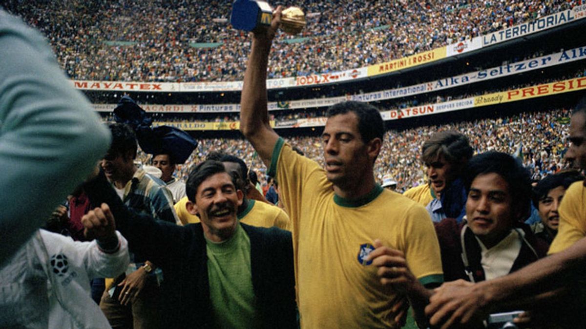 Carlos Alberto levantando el Mundial 1970 Carlos Alberto levantando el Mundial 1970