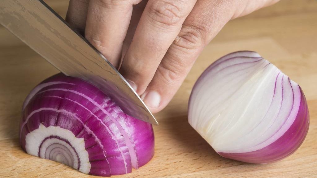 Así puedes hacer el champú de cebolla en casa.