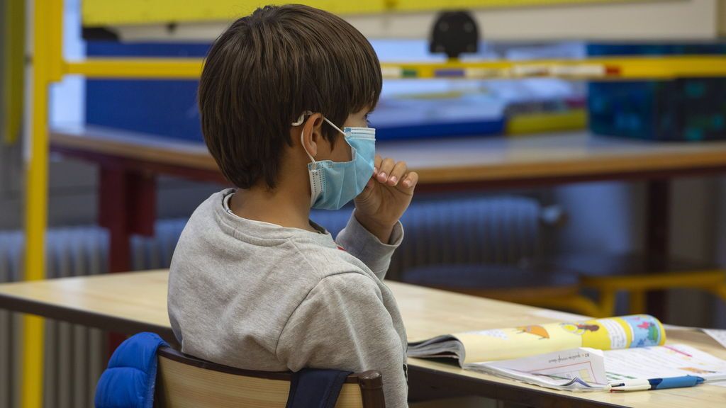 Un niño usa mascarilla en el aula de un centro escolar