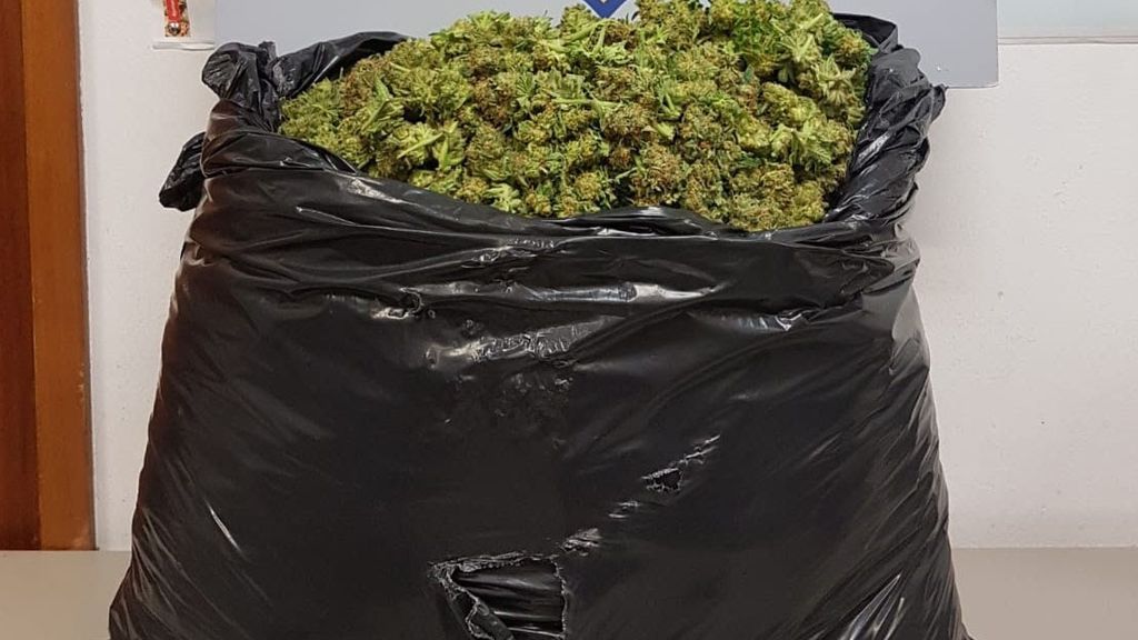 Detenido por transportar una bolsa de basura con 15 de kilos de marihuana en Barcelona Detenido por transportar una bolsa de basura con 15 de kilos de marihuana en Barcelona