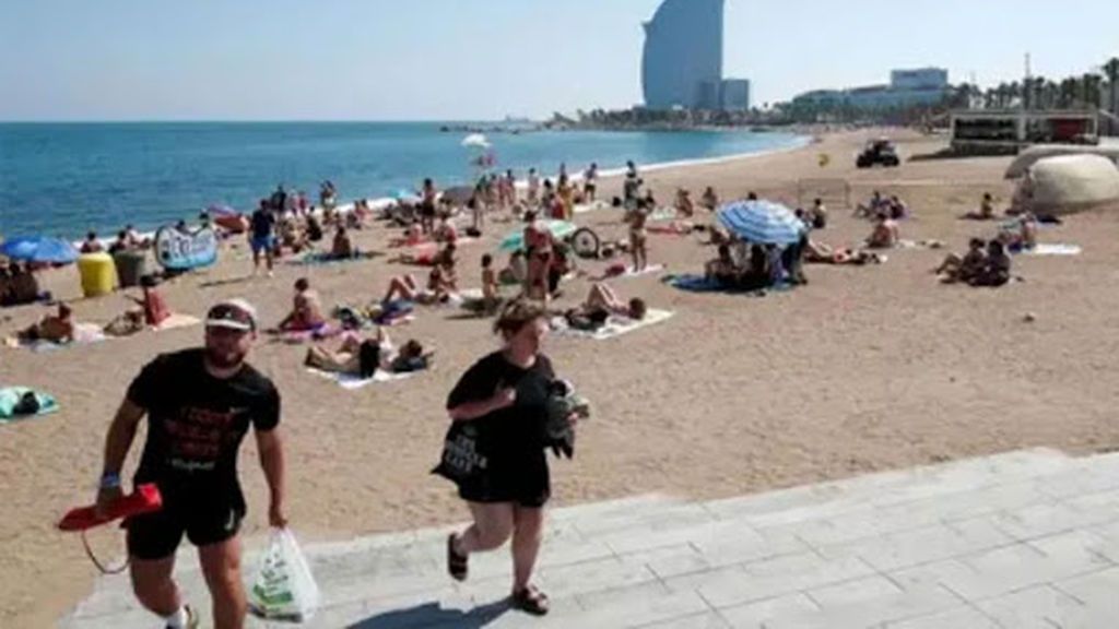 Las playas de Barcelona se llenan