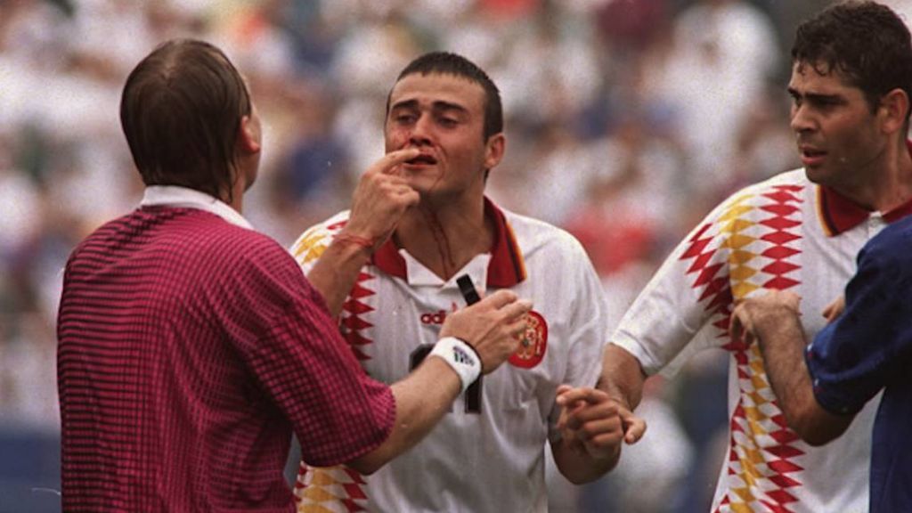 Luis Enrique tras el codazo de TassotiLuis Enrique con la camiseta de España 1994