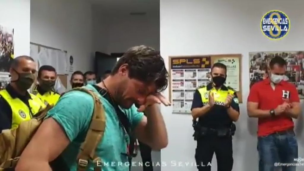 Emocionado reencuentro de un policía local de Sevilla que estuvo grave por la Covid-19 con sus compañeros de la comisaría