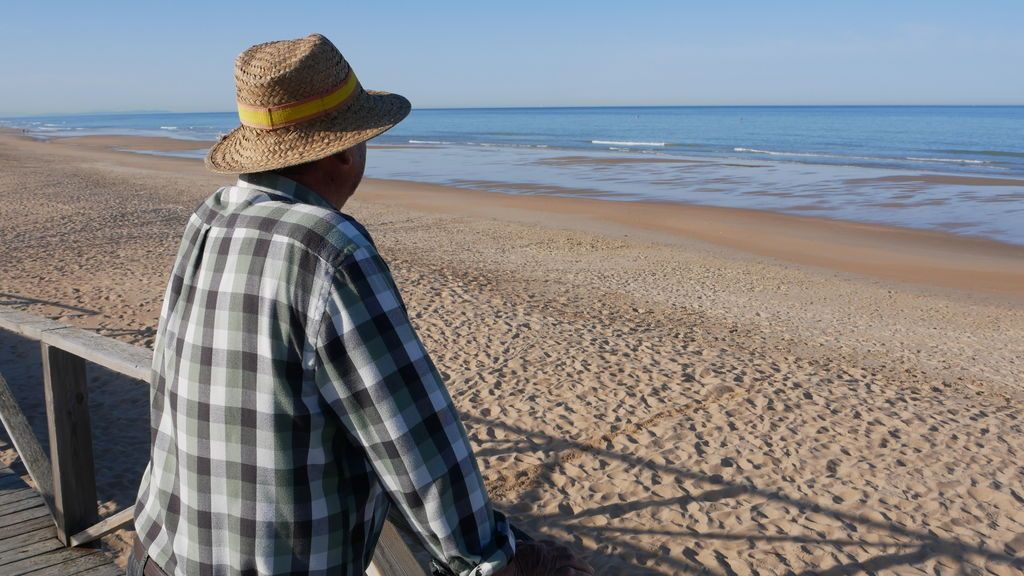 Miguel, observando la playa del Palmar vacía