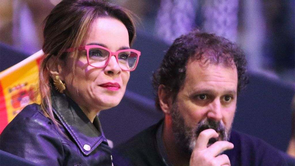 Carme Chaparro con su marido, Bernabé Domínguez, viendo un partido de Copa Davis (2019)