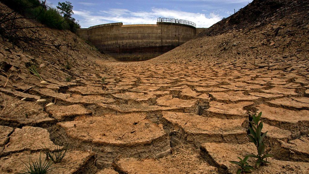 Presa de agua en España durante un período de sequía