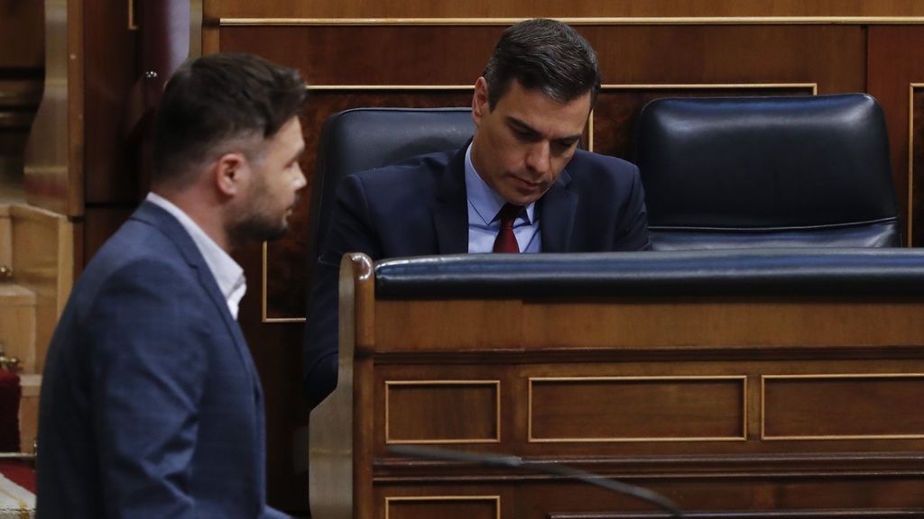 Gabriel Rufián pasa por delante de Pedro Sánchez, sentado en el banco azul Gabriel Rufián pasa por delante de Pedro Sánchez, sentado en el banco azul